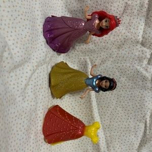 Magic clip princesses and extra dresses